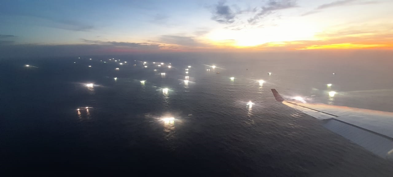 Patrullera argentina frente a una concentración de buques en alta mar.